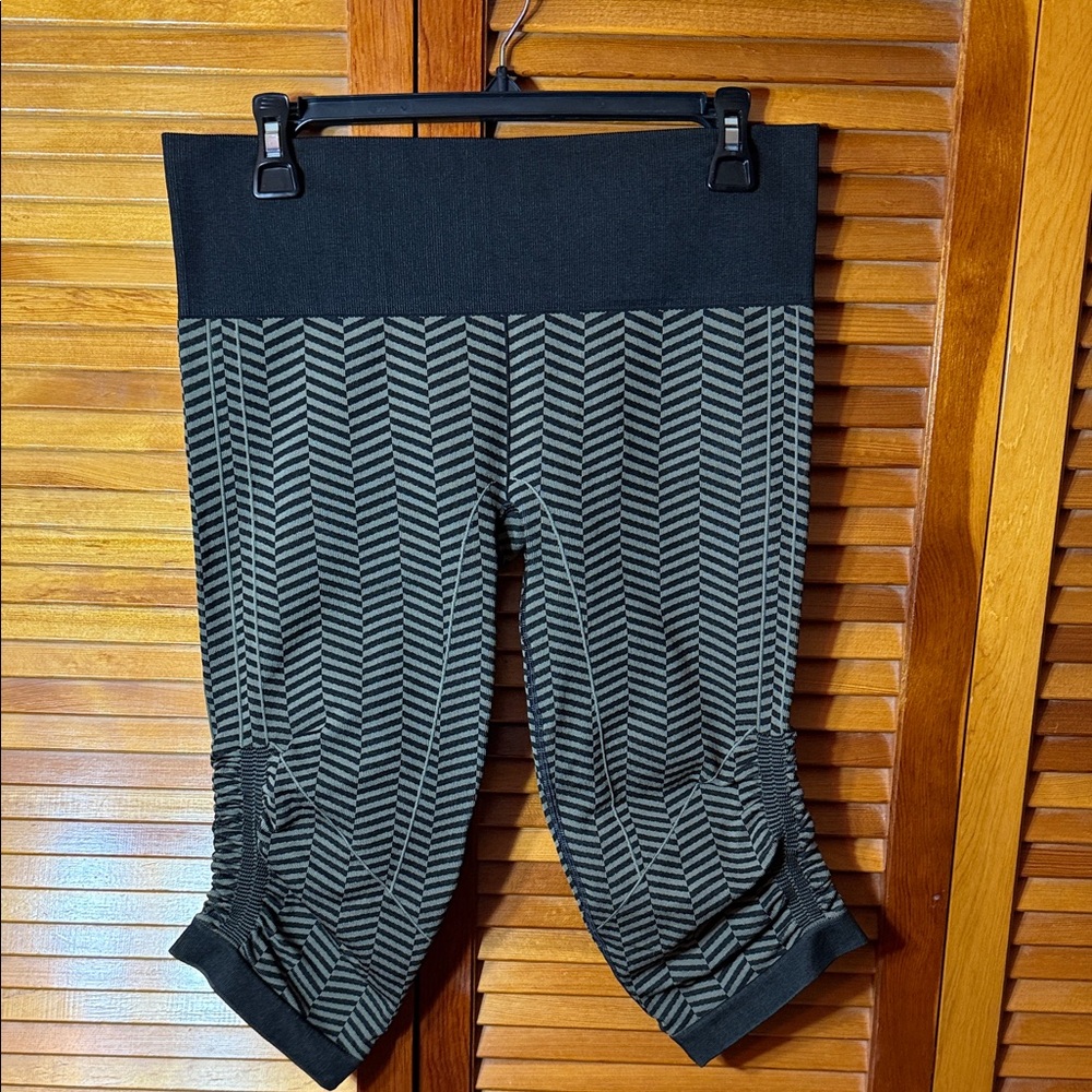 Women Lululemon Leggings Size Medium Black Gray Color